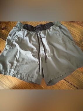 ✨Under Armour Men's Gray Athletic Shorts with Black Waistband